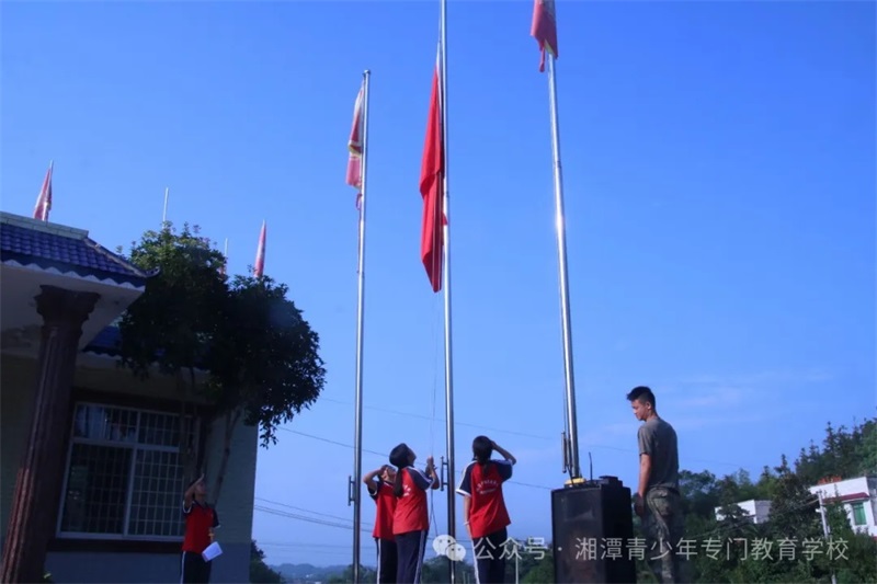  湘潭少林文武学校下学期《不忘初心，牢记使命》第二周升旗仪式